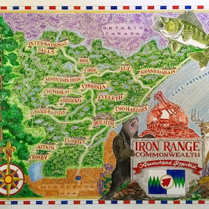 Puede incluir: Un mapa detallado y colorido de Iron Range Commonwealth, Arrowhead Republic, en Minnesota, EE. UU. El mapa presenta ciudades, lagos e ilustraciones de un pez, un oso, un ciervo y equipos de minería. El borde es rojo, blanco y azul.