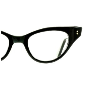 Op de afbeelding: Zwarte cat-eye bril met een helder glas.