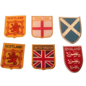 Könnte beinhalten: Sechs gestickte Aufnäher mit Nationalsymbolen. Die Aufnäher zeigen die Flaggen des Vereinigten Königreichs, Schottlands und Englands. Sie sind in verschiedenen Formen gehalten, mit leuchtenden Farben und detaillierten Nähten.