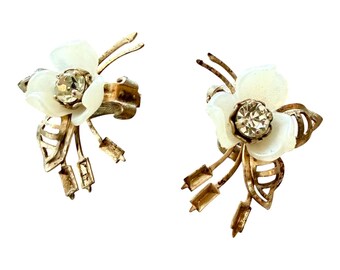 Pendientes de clip con diseño de abeja de los años 50, tono dorado con perlas blancas y diamantes de imitación.