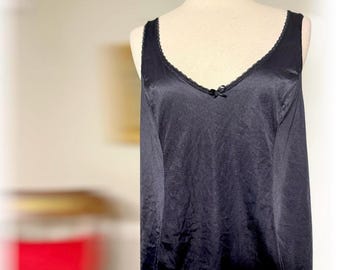 Camisola vintage negra con ribete de encaje y pinzas favorecedoras, Volup XL