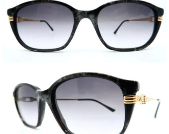 Óculos de sol vintage Yves Saint Laurent da década de 1990, design clássico e elegante, fabricados em Paris, França.