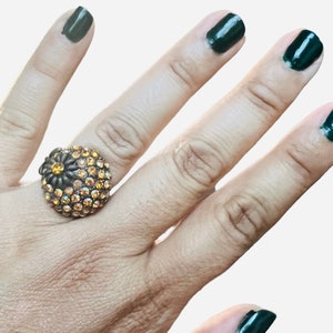 Vintage Strass Flower Power Ring, Orange Strass Blume, Größe 6 & nicht verstellbar, Boho Statement Ring der 1970er Jahre
