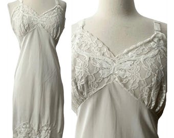Vestido lencero vintage de los años 50, blanco, con detalles de encaje, confeccionado en nailon elástico. También se puede usar como prenda exterior. Talla grande.