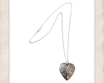 Colgante vintage de plata con forma de corazón hinchado y grabado en ambos lados, grande, 32 mm, delicada cadena rolo plateada, collar con colgante.