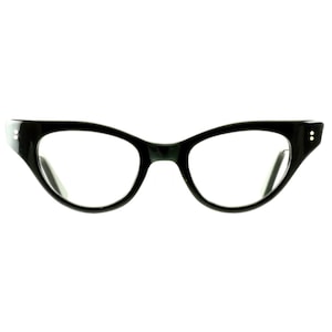 Może przedstawiać: Czarne okulary w stylu kociego oka o klasycznym designie.