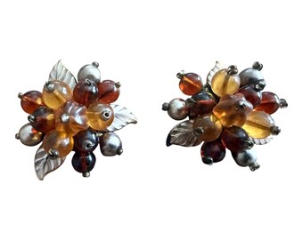 Pendientes de clip estilo boho vintage con cuentas en tonos marrones y herrajes plateados, 3,5 cm de ancho.