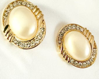 Pendientes vintage de los años 80 con perlas de imitación doradas en el centro y diamantes de imitación, cierre de clip, bisutería.
