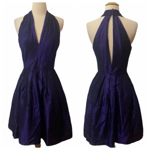 Vintage lila Partykleid mit tiefem V-Ausschnitt und offenem Rücken, S, Vintage 1980er Jahre A. J. Bari Abschlussball, Partykleid, 26 &quot;- 27&quot; Taille