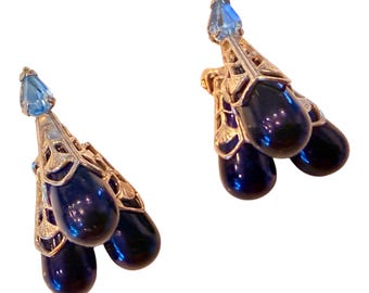 Pendientes colgantes grandes de cuentas negras estilo vintage de los años 50 con diamantes de imitación azules, cierre de clip, estilo mediados de siglo.