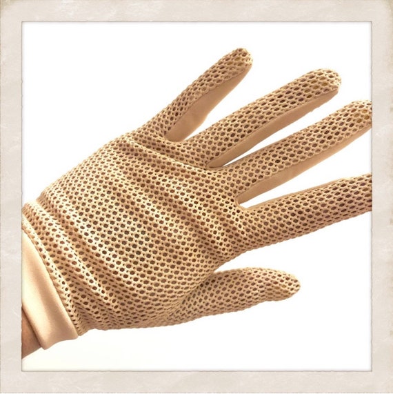 1960’s Mod Vintage French Fishnet Gloves, Cream Ne