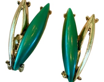 Pendientes de clip estilo trepador vintage en oro y verde, joyería de mediados de siglo.