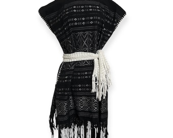 Huipil tradicional vintage blanco y negro con flecos en la parte inferior y aberturas laterales, algodón de peso medio, tejido a mano en Oaxaca, México, pieza única, talla S/M