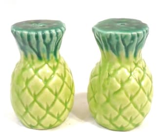Mid Century Green Pineapple Salt and Pepper Shaker Set, 1950’s Kitchy Salt and Pepper Shakers, Vintage Kitchen