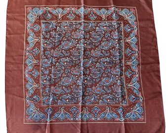 Pañuelo vintage de los años 60 con estampado paisley en marrón y azul, apto para todo tipo de clima y repelente al agua.