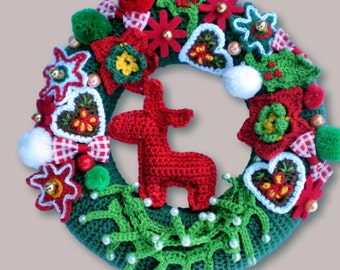 Puede incluir: Una corona de Navidad de crochet verde con decoraciones rojas, blancas y verdes. La corona presenta un reno de crochet, flores, estrellas, corazones y lazos.