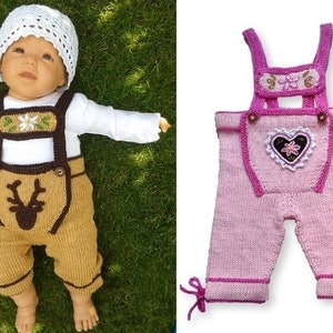 Könnte beinhalten: Zwei Paar gestrickte Baby-Latzhosen. Ein Paar ist braun mit einem Hirsch-Design und das andere ist rosa mit einem Herz-Design.