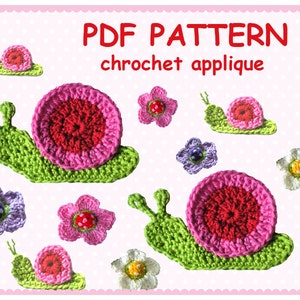 Puede incluir: Patrón PDF para tejer al crochet aplicaciones de caracoles y flores. El patrón incluye instrucciones para hacer un caracol verde con una concha rosa y roja, y varias flores de colores.