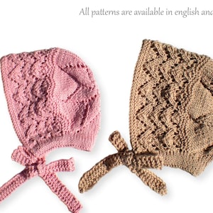 Könnte beinhalten: Zwei gestrickte Babyhauben mit Bändern, eine rosa und eine braune. Alle Muster sind in Englisch und Deutsch verfügbar.