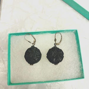 Cuentas de azabache antiguas de Whitby y gancho para pendientes vintage de plata de ley 925 convertidos en pendientes con cierre de gancho. Pendientes colgantes con forma de flor floral PROBADOS