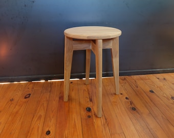 Hocker im Design der 1950er Jahre aus massiver Eiche