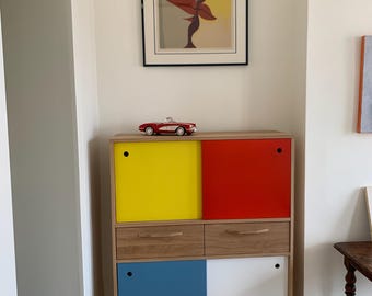 Aparador de diseño de los años 50: roble macizo y frentes de colores