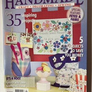 Könnte beinhalten: Das Cover der Zeitschrift "HANDMADE" mit Bastel-, Dekorations- und Nähprojekten. Es zeigt "Über 35 inspirierende Projekte", eine Sonderausgabe "Feste & Messen" und "5 Projekte, um Geld zu sparen". Das Cover zeigt verschiedene Bastelarbeiten.