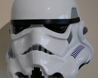 Stormtrooper Held Star Wars Helm in voller Größe