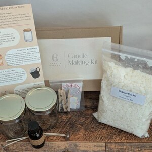 Pu&ograve; includere: Un kit per la produzione di candele con istruzioni, barattoli, cera, stoppini e olio profumato. Il kit include un sacchetto di cera dorata, due barattoli di vetro con coperchi e una piccola bottiglia di olio. Il kit &egrave; confezionato in una scatola di cartone.