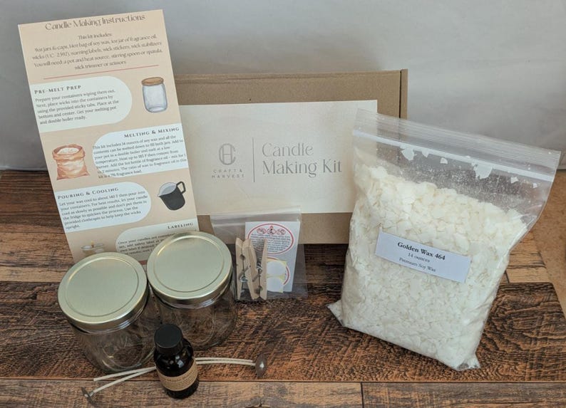 Pu&ograve; includere: Un kit per la produzione di candele con istruzioni, barattoli, cera, stoppini e olio profumato. Il kit include un sacchetto di cera dorata, due barattoli di vetro con coperchi e una piccola bottiglia di olio. Il kit &egrave; confezionato in una scatola di cartone.