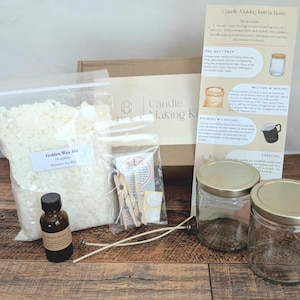Pu&ograve; includere: Un kit per la produzione di candele con barattoli di vetro trasparente, coperchi dorati e un sacchetto di cera di soia Golden Wax 464. Il kit include una bottiglia di olio profumato, stoppini, mollette e istruzioni.