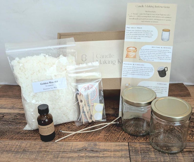 Pu&ograve; includere: Un kit per la produzione di candele con barattoli di vetro trasparente, coperchi dorati e un sacchetto di cera di soia Golden Wax 464. Il kit include una bottiglia di olio profumato, stoppini, mollette e istruzioni.