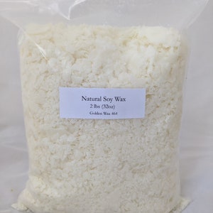 Pu&ograve; includere: Un sacchetto di plastica trasparente pieno di cera di soia naturale, di colore bianco sporco e in scaglie. Un'etichetta bianca sul sacchetto recita "Natural Soy Wax", "2 lbs (32oz)" e "Golden Wax 464". La cera &egrave; granulare.