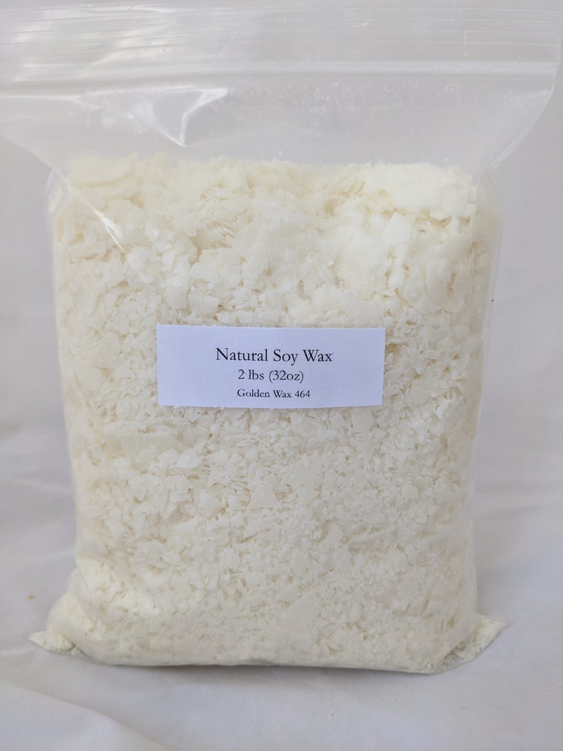 Pu&ograve; includere: Un sacchetto di plastica trasparente pieno di cera di soia naturale, di colore bianco sporco e in scaglie. Un'etichetta bianca sul sacchetto recita "Natural Soy Wax", "2 lbs (32oz)" e "Golden Wax 464". La cera &egrave; granulare.