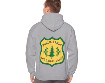 Hoodie med huva i form av "Public Lands"-motiv, Nationalparker och amerikanska skogar, LandBack, Reslust, Äventyr, Ursprungsbefolkning, Infödd, Allierad