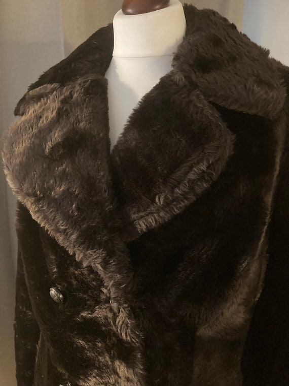 1970s faux fur ladies coat - image 3