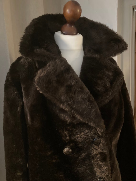 1970s faux fur ladies coat - image 2
