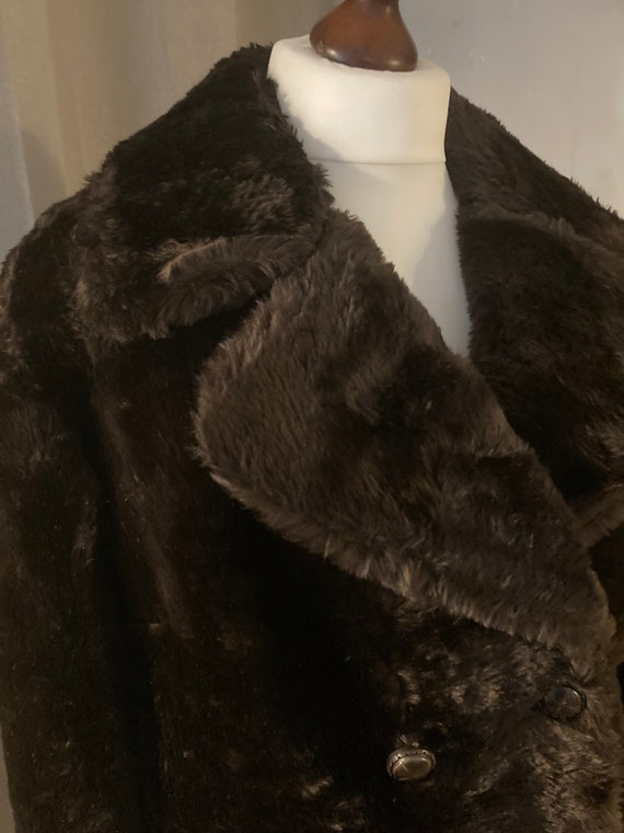 1970s faux fur ladies coat - image 10