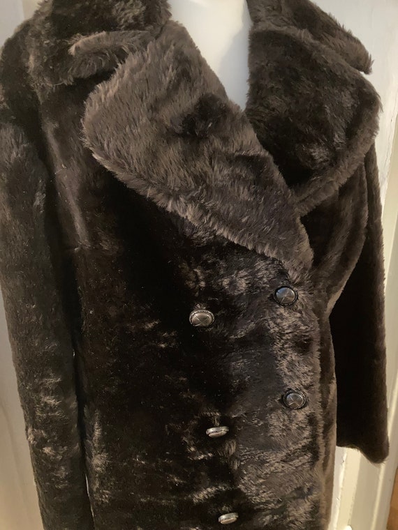 1970s faux fur ladies coat - image 5