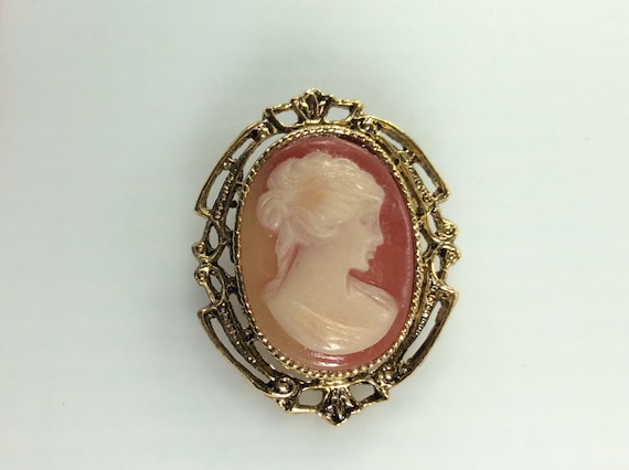 Vintage Pin Brooch Gold Toned Oval Cameo Design W… - image 1