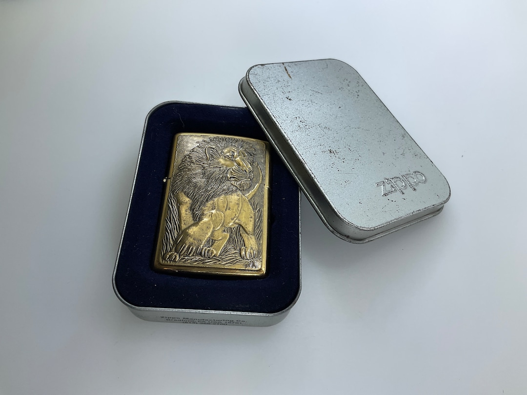 Vintage Zippo Lighter 1998 Barrett Smythe Lion Design Vintage Zippo Lighter 1998 Barrett Smythe Lion Design