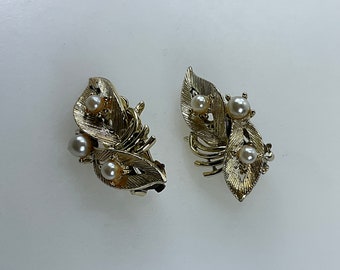 Vintage Lisner Clip On Earrings Gold Toned Leaves With Faux Pearls Used