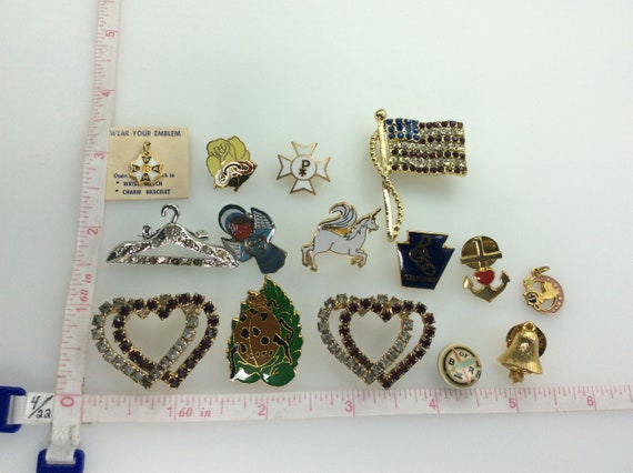 Vintage Lot Of Fourteen Pins Charms Assorted Desi… - image 2