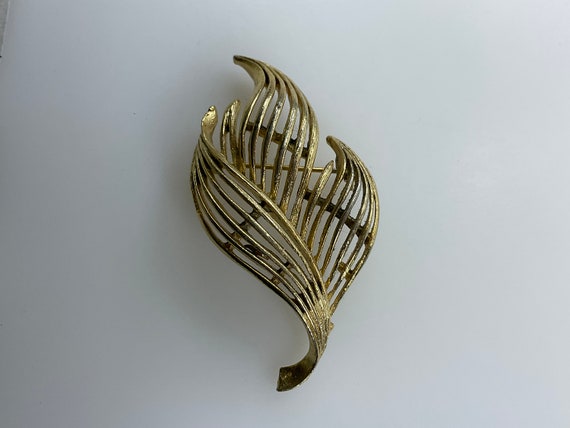Vintage Lisner Pin Brooch Gold Toned Leaves Desig… - image 1