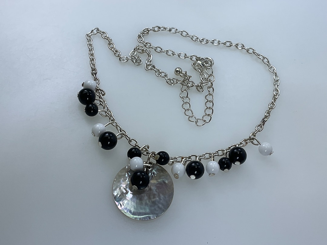 Vintage 18”-21” Necklace Silver Toned Chain With Shell White  display picture 3