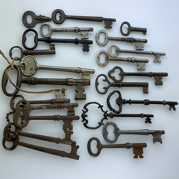 Vintage Lot Of 22 Old Skeleton Keys Some Rusting As Is Used