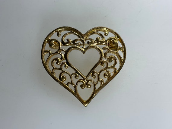 Vintage Pin Brooch Gold Toned Filigree Heart Desi… - image 1