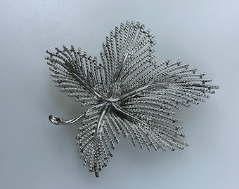 Broche vintage de Sarah Coventry con forma de hoja de arce en tono plateado, necesita limpieza, usado
