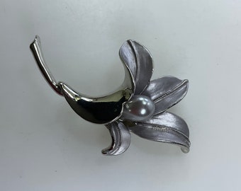Vintage Pin Brooch Silver Toned Lily Flower With Lavender Enamel Silvery Faux Pearl Used