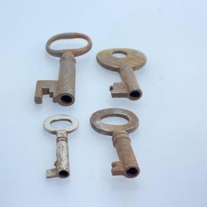 Vintage Lot Of 4 Skeleton Keys Used